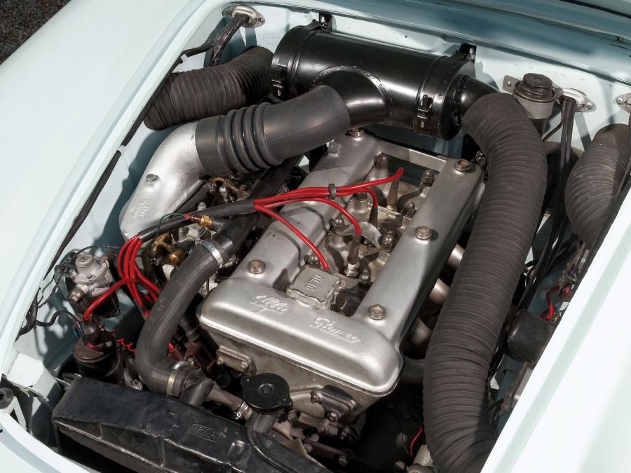 Моторный отсек Alfa Romeo Giulietta Spider (750) 1956 года  (фото 6 из 23)